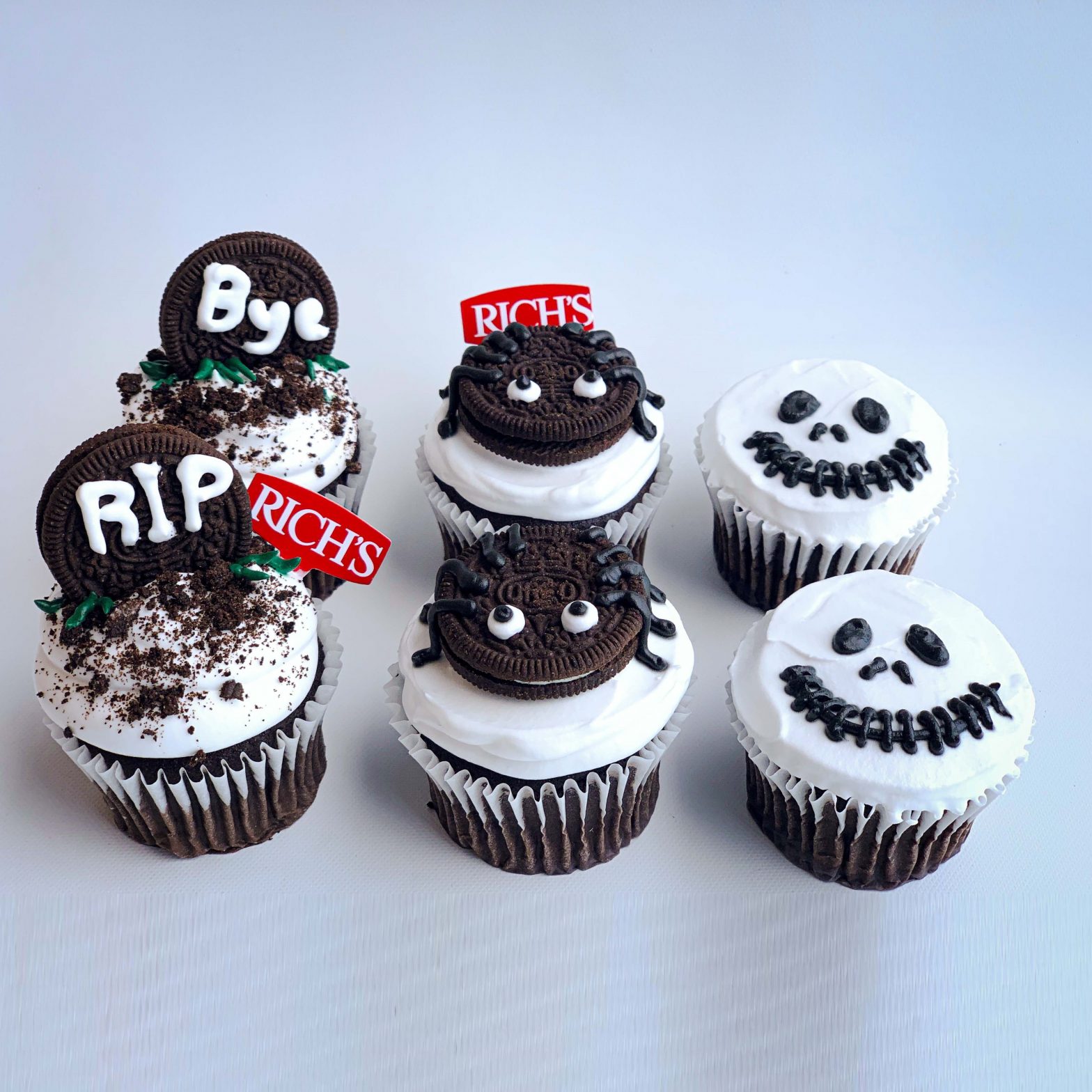 BLACK AND WHITE HALLOWEEN CUPCAKES